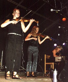 Plommon: Frida, Anna & Klara; foto by The Mollis