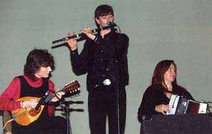 Sean Keane with 2 Cherish the Ladies at the Irish Folk Festival 97; photo by The Mollis