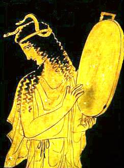 Griechische Göttin mit Tamburin 