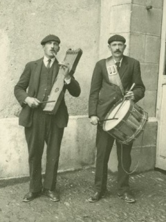 Old picture of a couple of traditional Basque musicians playing txirula & ttun-tun, and atabal