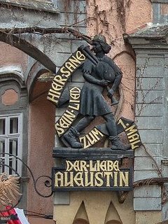 Relief an der Außenmauer des Hauses mit dem Griechenbeisl